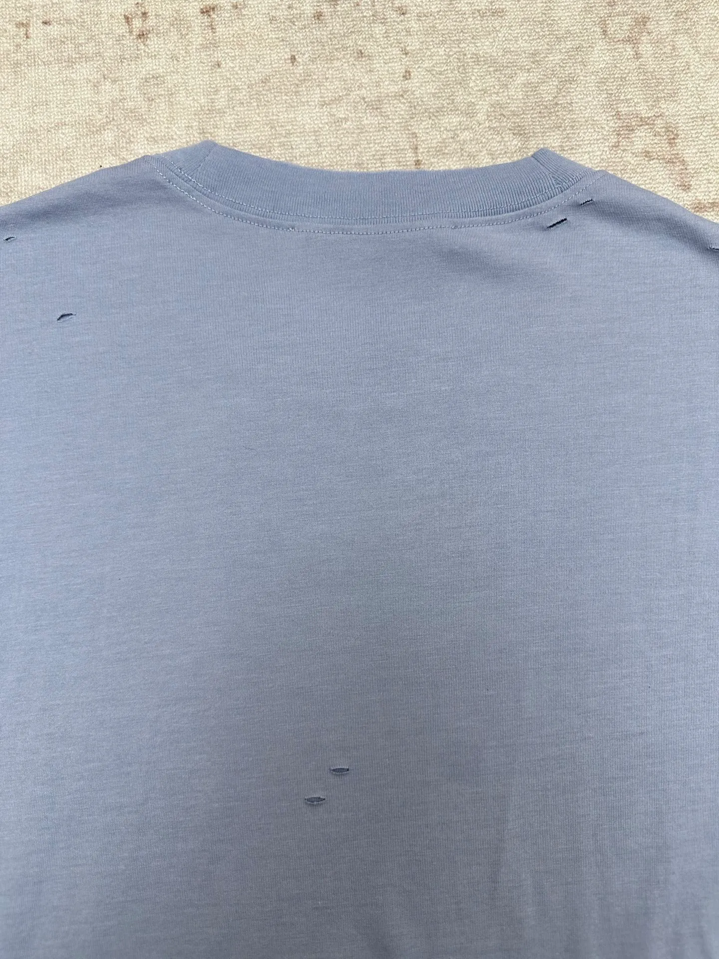 Acne Studios distressed printed short-sleeved T-shirt is like the mottled rust on ancient copperware. It is printed with glue and has a naturally worn texture with holes. It is suitable for men and women in various occasions. Same Style! Size: S M L XL